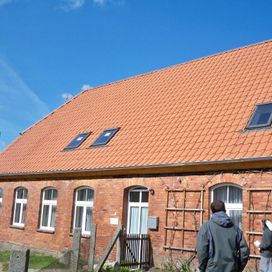 Bauernhaus mit neuen Ziegeln