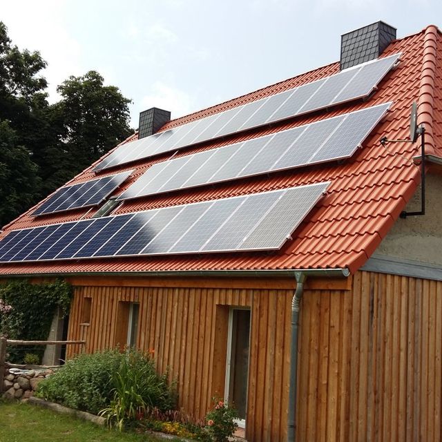 Dach mit Solarpanelen