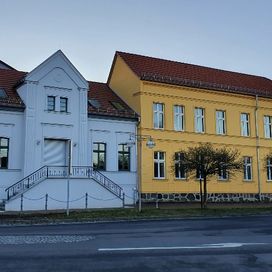 Frisch gestrichene Häuserfassade