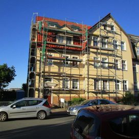 Haus mit Gerüst um Fassade